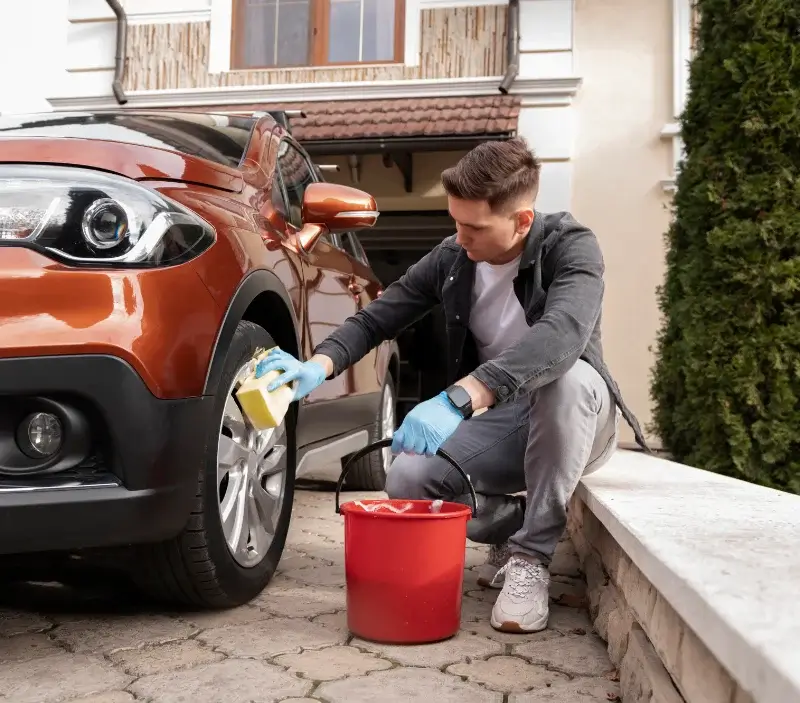 Lavage auto à domicile Saint-Julien-du-Serre : professionnel intervenant sur un véhicule